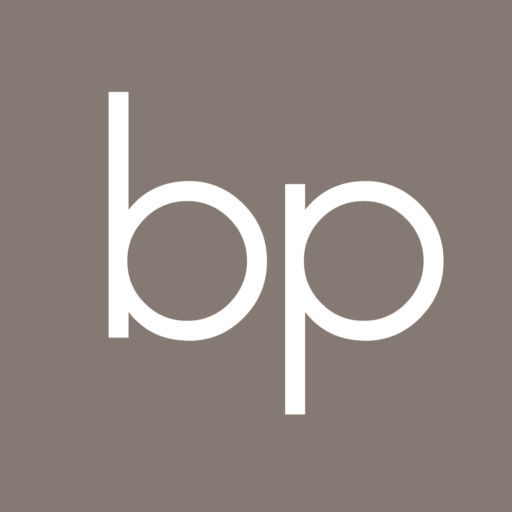 Logotipo de Bopi Beauty con las letras ‘bp’ en blanco sobre fondo taupe.